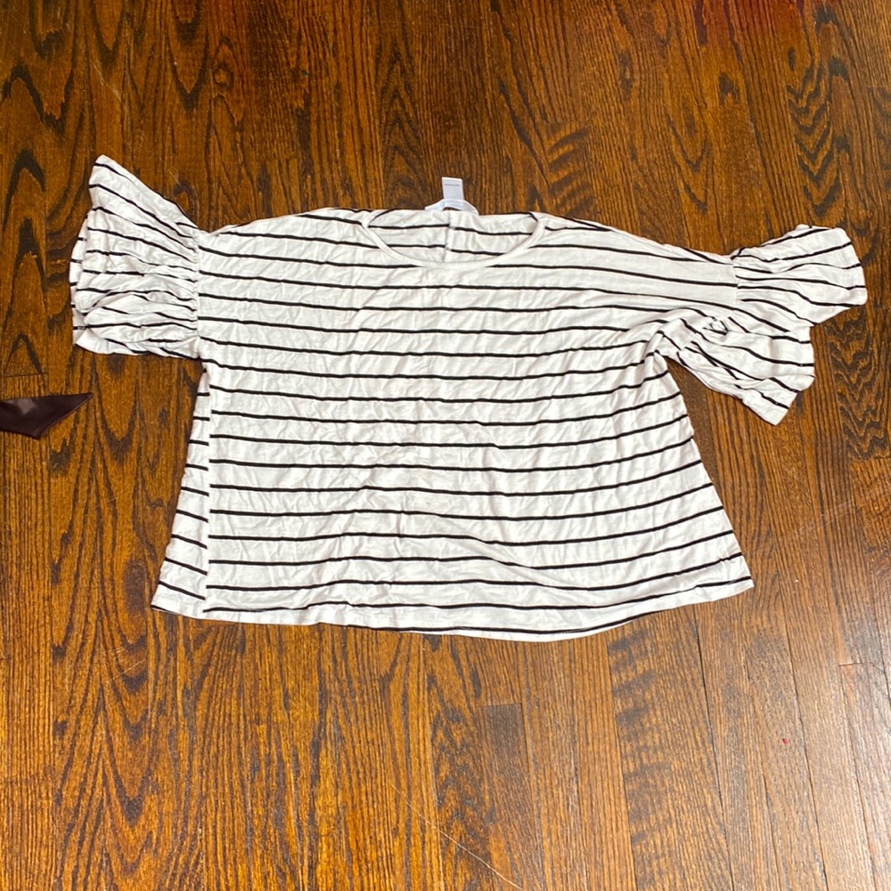This is a stripe T-shirt from sws essentials, this shirt is a US S.